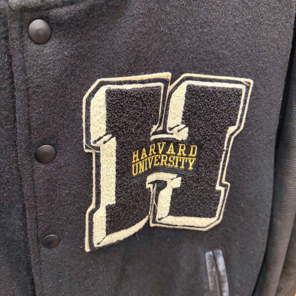 하버드 유니버시티 바시티 자켓 레더 슬리브 배색 로고 자수 디테일 블랙 상품이미지6