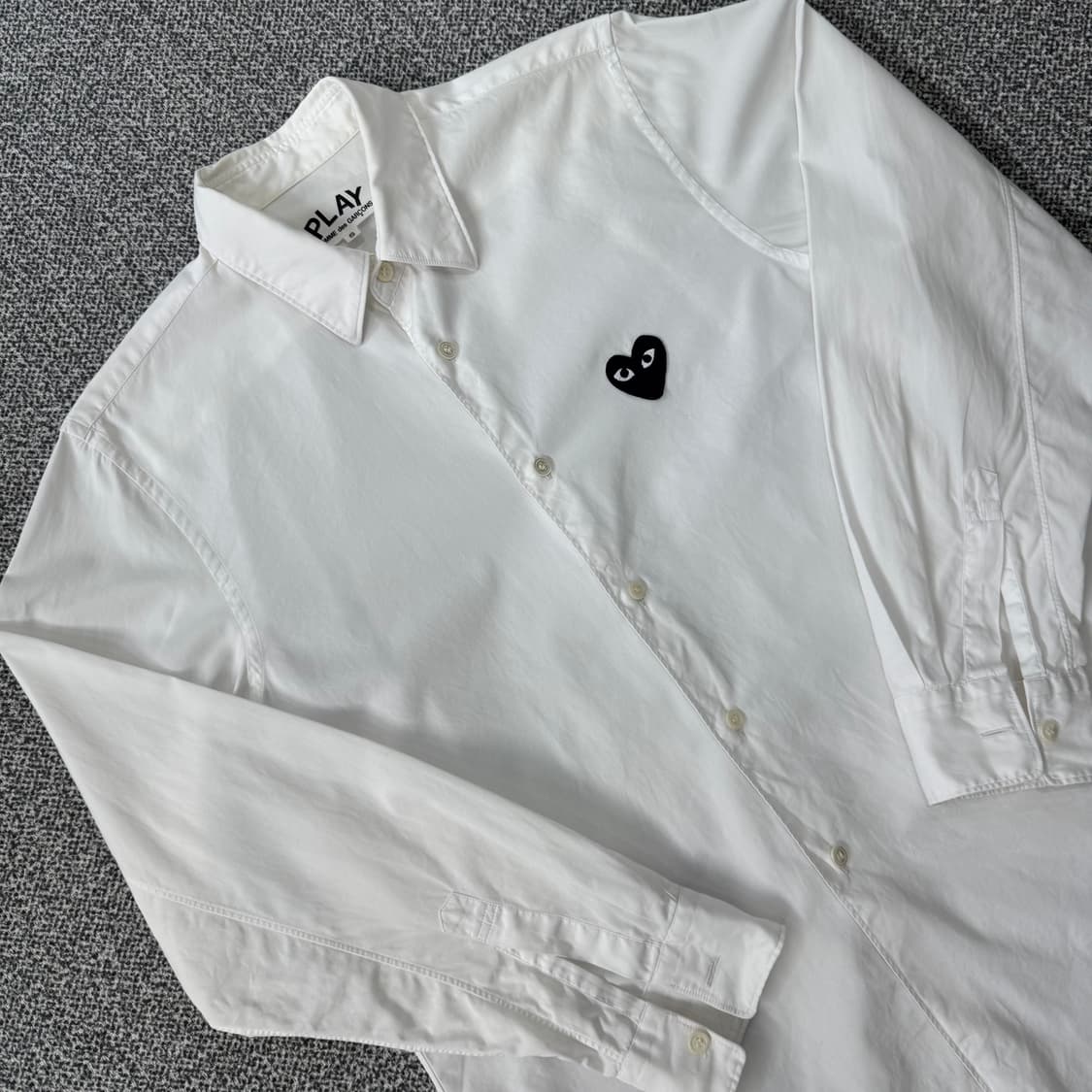 꼼데가르송 블랙하트 와펜 화이트 셔츠 상품이미지2