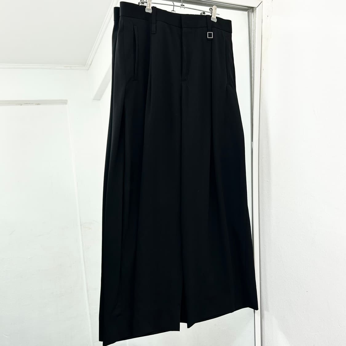 우영미 25SS 블랙 투턱 와이드 팬츠 상품이미지5