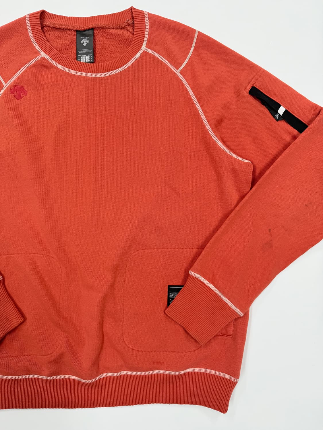 데상트 라인 포켓 맨투맨 상품이미지2