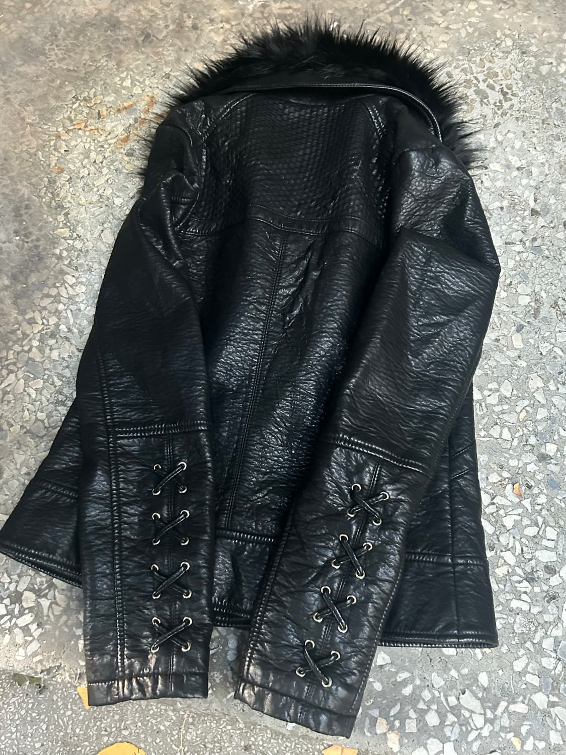 Guess V-kei black lace up fur leather jk 상품이미지3