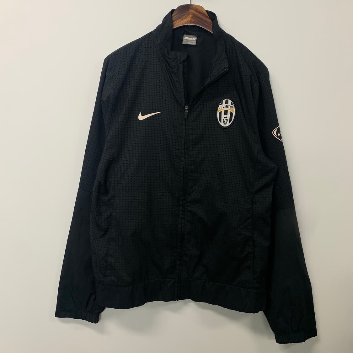 나이키 00s 유벤투스 블랙 바람막이 상품이미지2