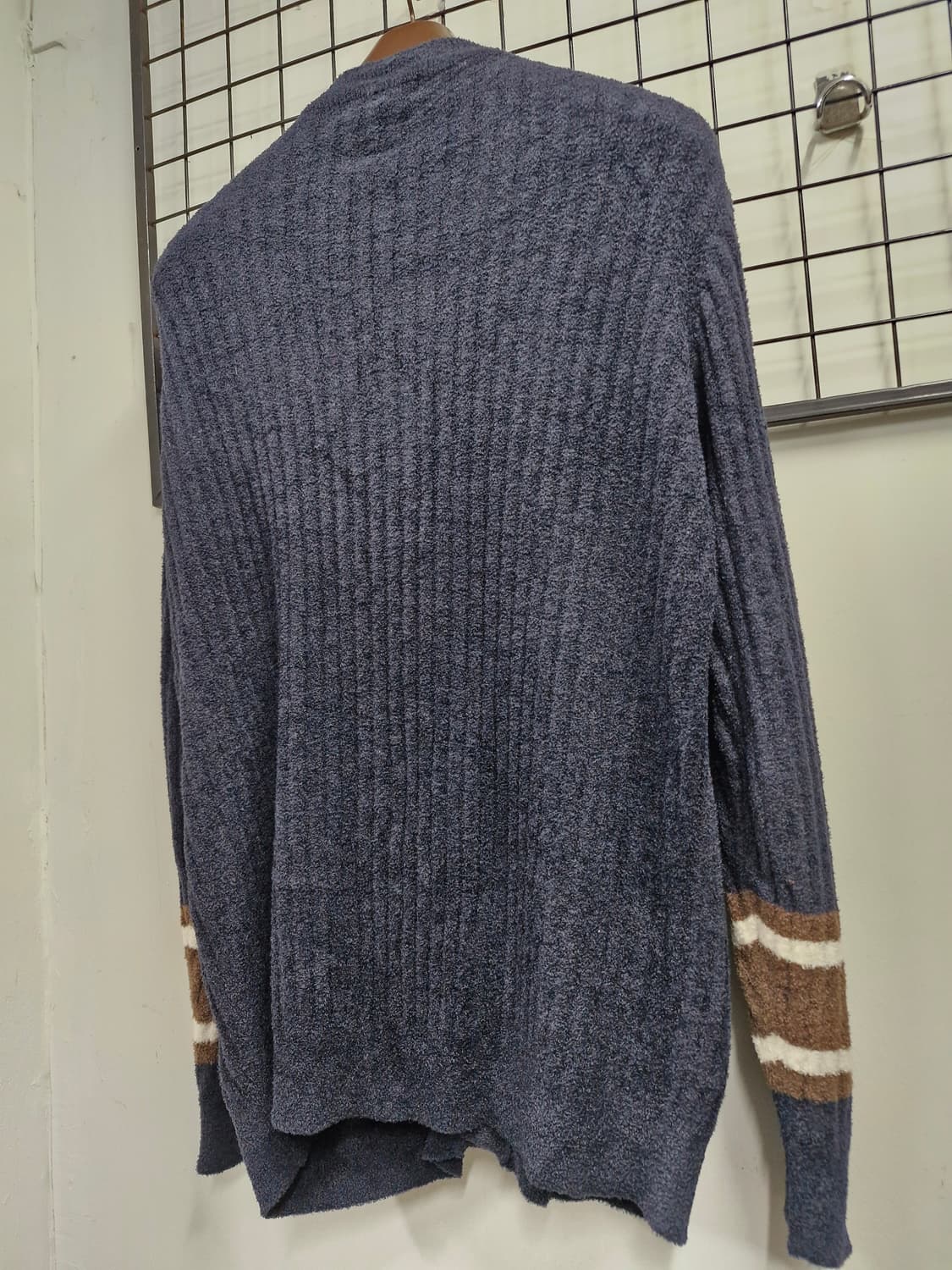 100L 젤라또피케 남성 소매 배색 가디건 네이비. 상품이미지8