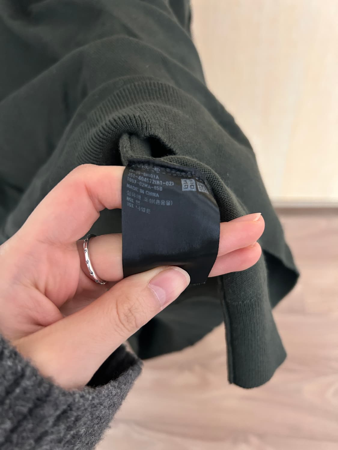 유니클로 브이넥 다크그린 니트 XL 상품이미지3