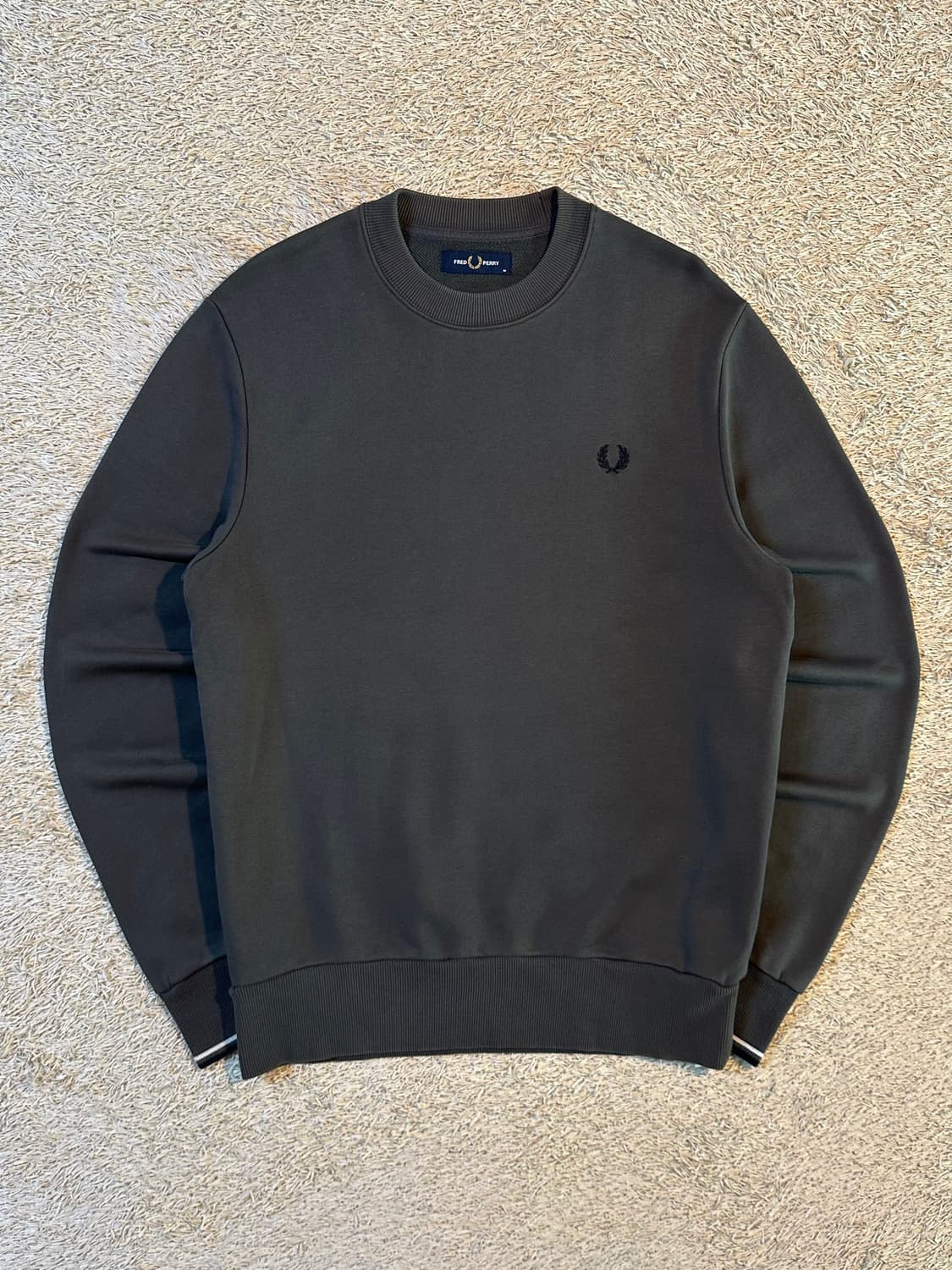 매장판) 프레드페리 FREDPERRY 로고 맨투맨 다크그레이 상품이미지1