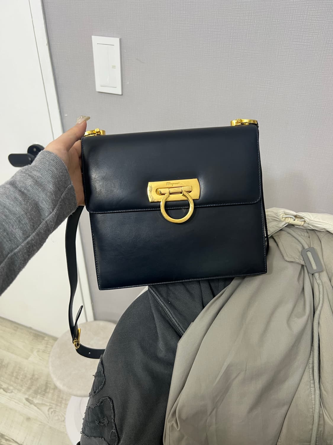 페라가모 간치니 크로스백 상품이미지4