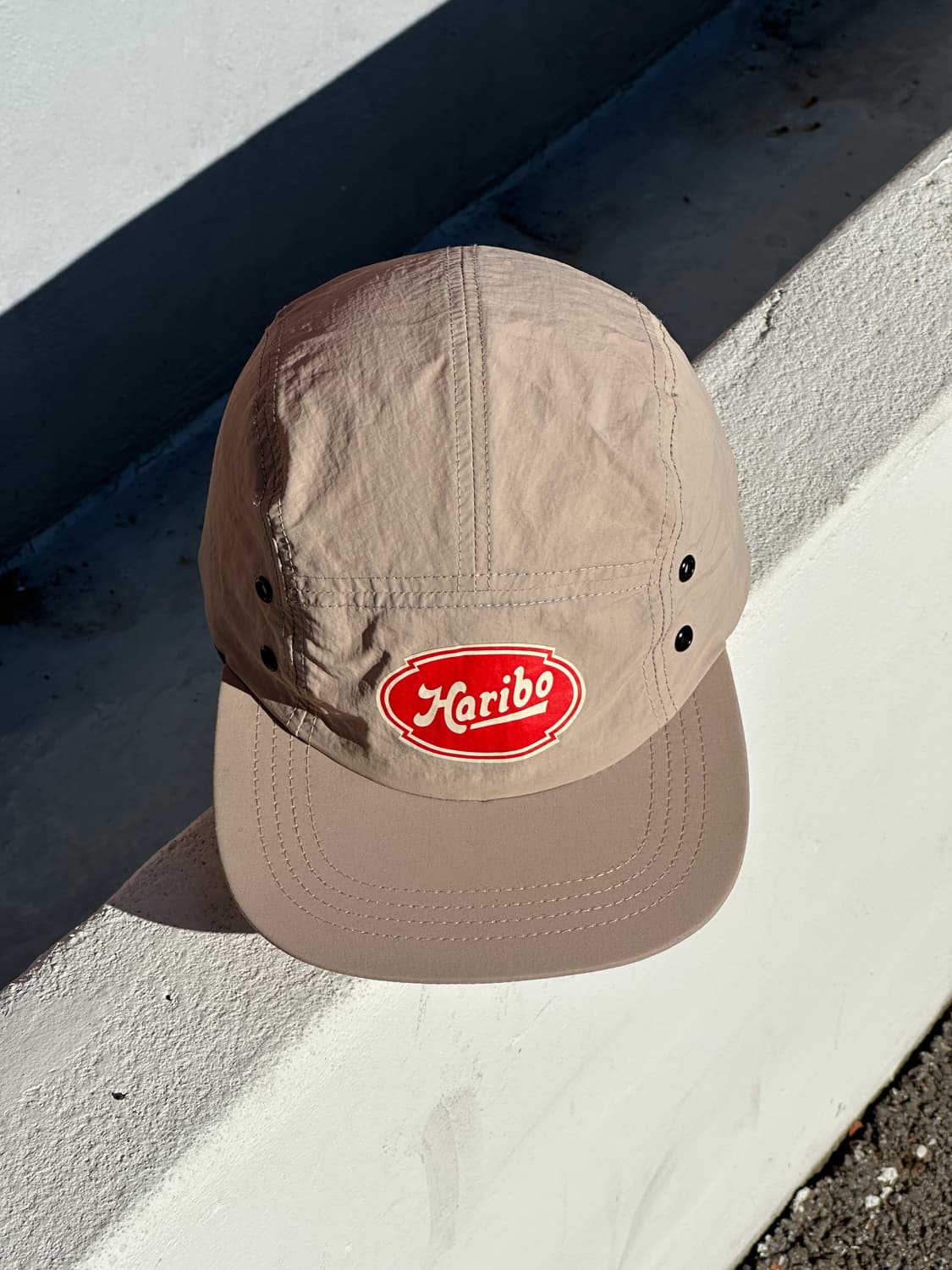 [F] 하리보 로고 베이지 캠프캡 모자 상품이미지1