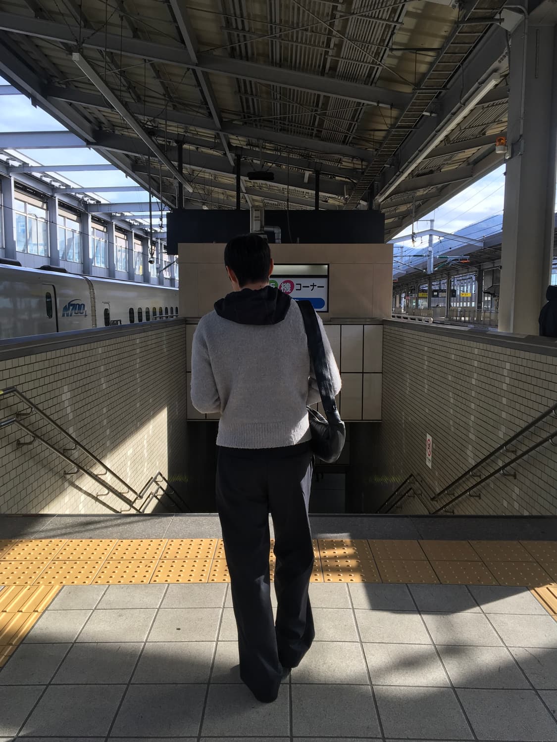 라벨아카이브 OLLI 스트라이프 브이넥 니트 1 상품이미지3