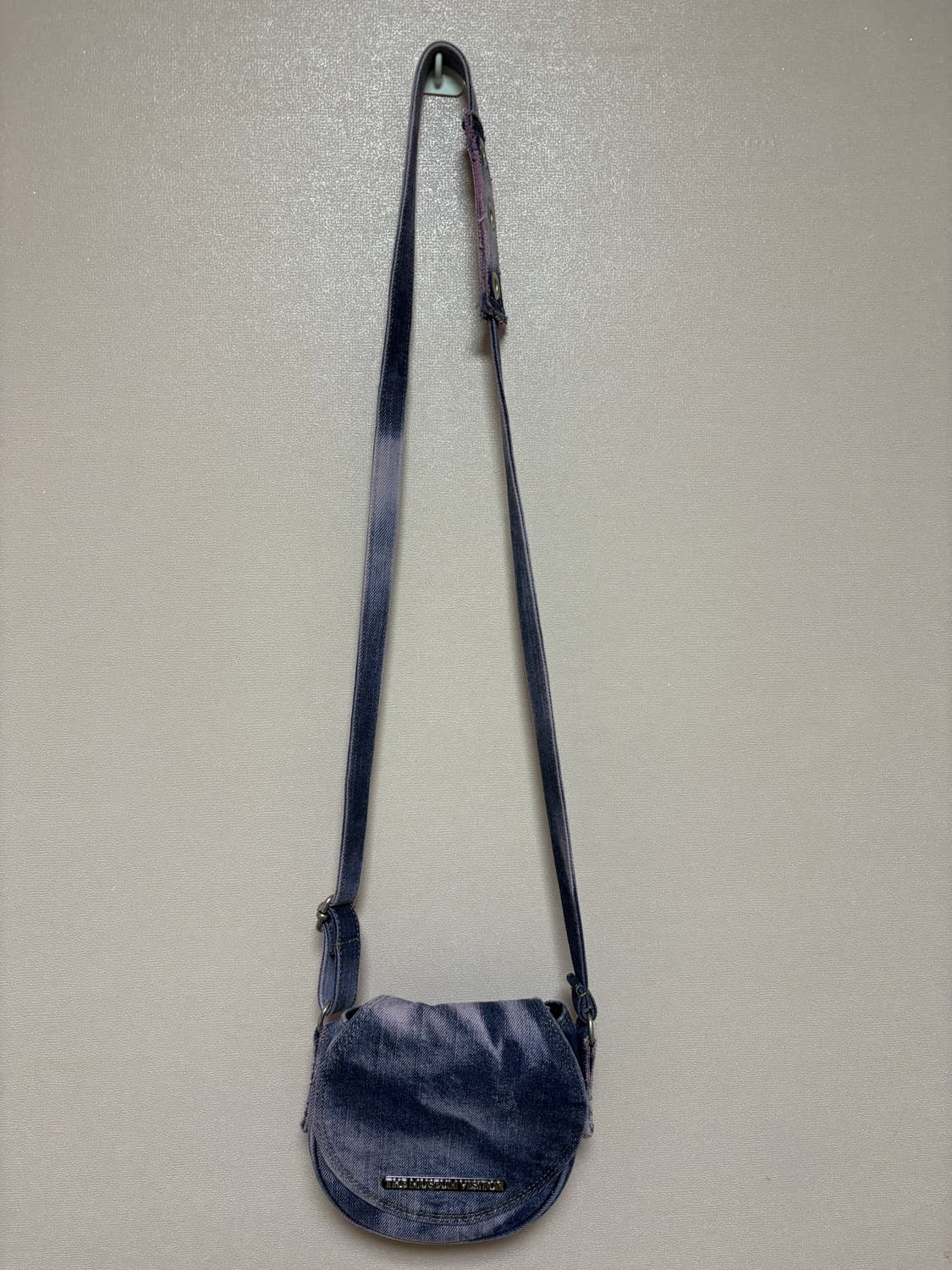 [1회 착용] 뮤지엄 비지터 핑크블루 데님 크로스백 상품이미지4
