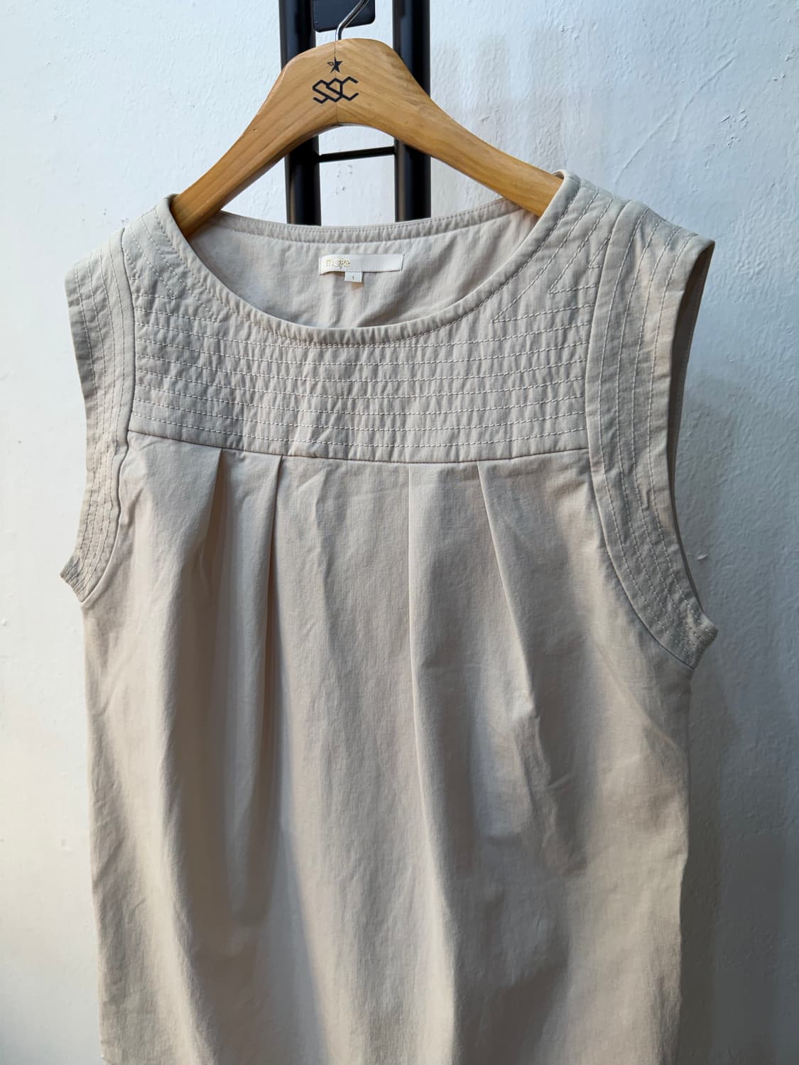 정품) 마쥬 베이지 민소매 블라우스 1 상품이미지3