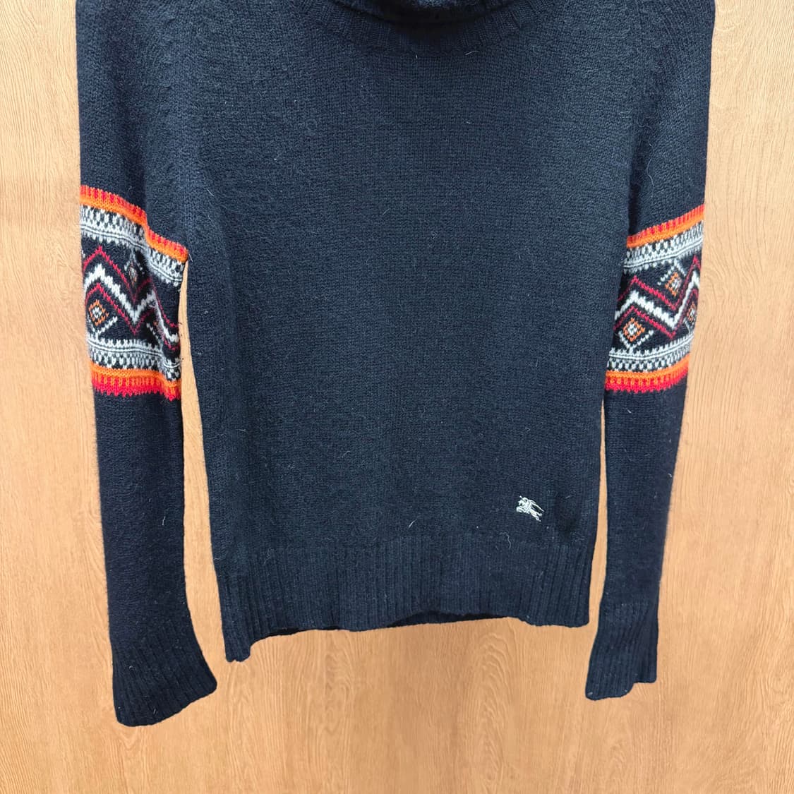 버버리 런던 터틀넥 니트 로고 자수 슬리브  자카드 패턴 레귤러핏 블랙 상품이미지4