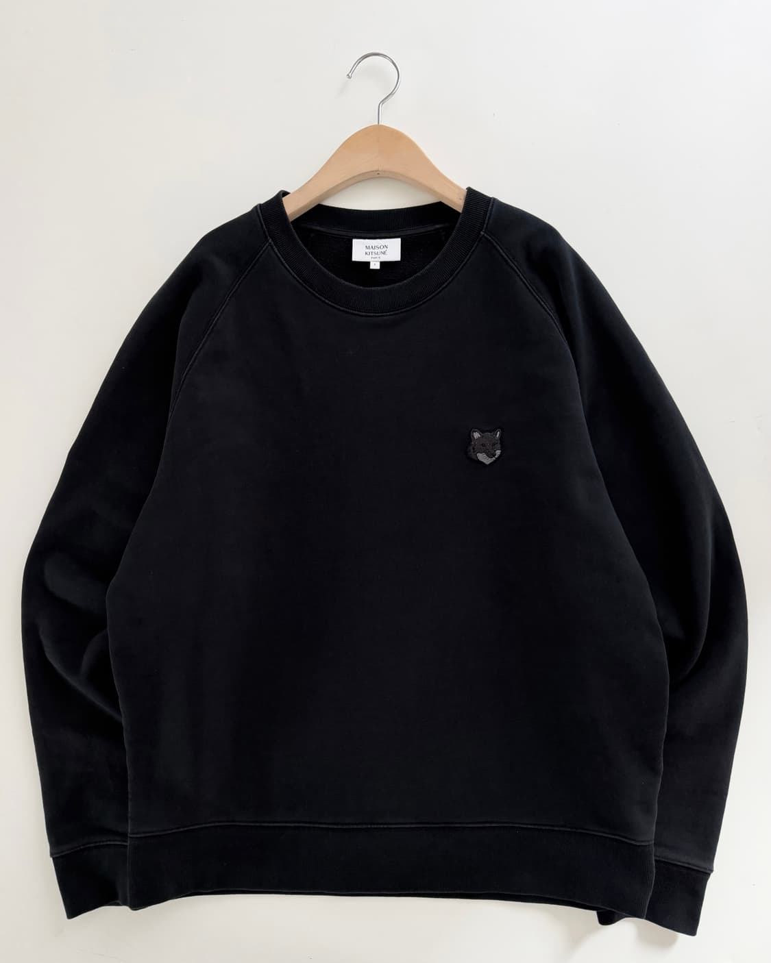 Maison Kitsune 메종키츠네 2024‘ 폭스패치 블랙 맨투맨 상품이미지3