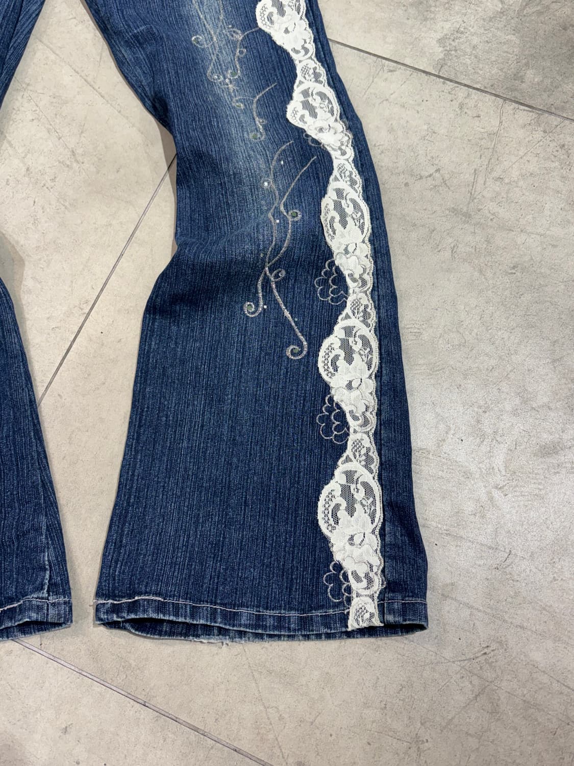 레이스 자수 부츠컷 데님 팬츠 상품이미지2