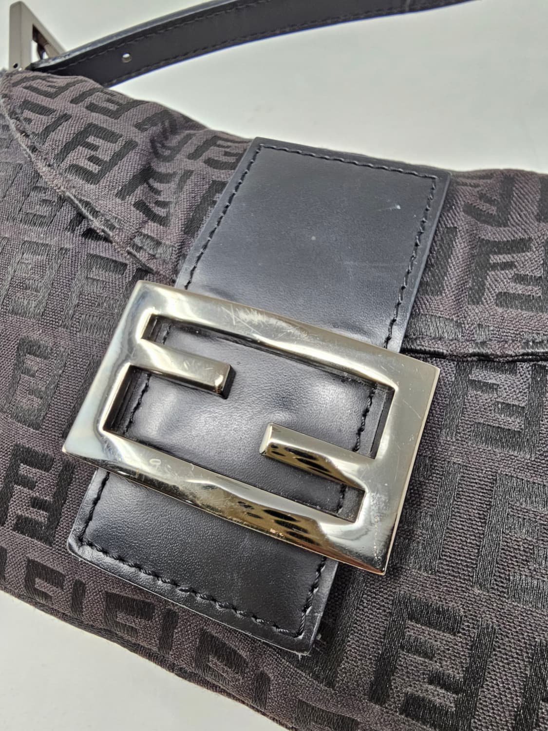 FENDI 펜디 FF 바게트백 블랙 모노그램 숄더백 상품이미지8