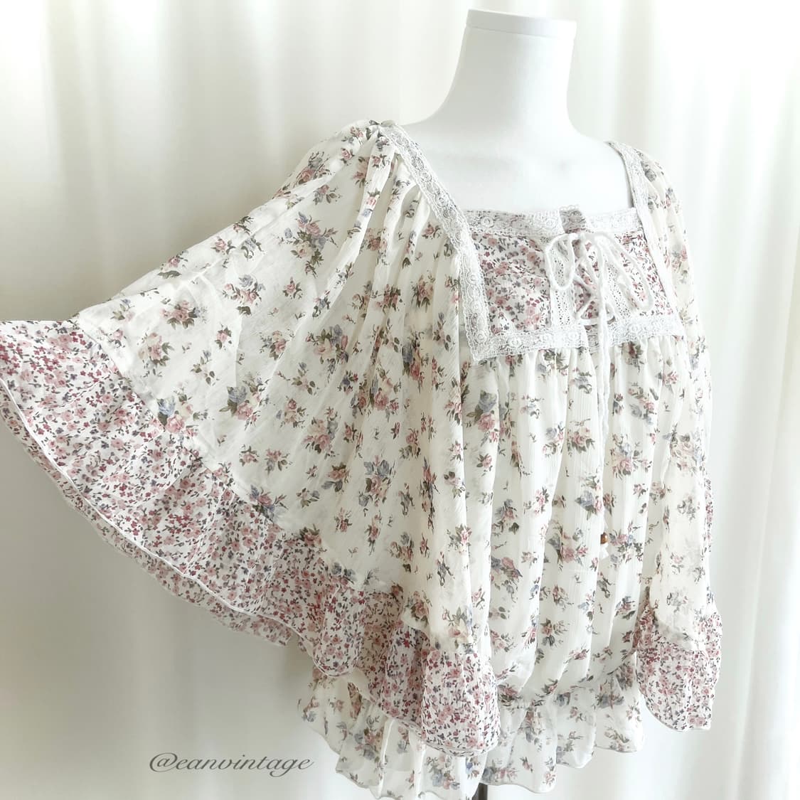 light cream flower poncho blouse 상품이미지1