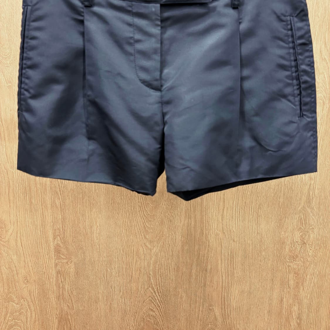 프라다 테일러드 숏팬츠 미니멀 슬릿 플랩 포켓 로고 라벨 디테일 네이비 상품이미지5