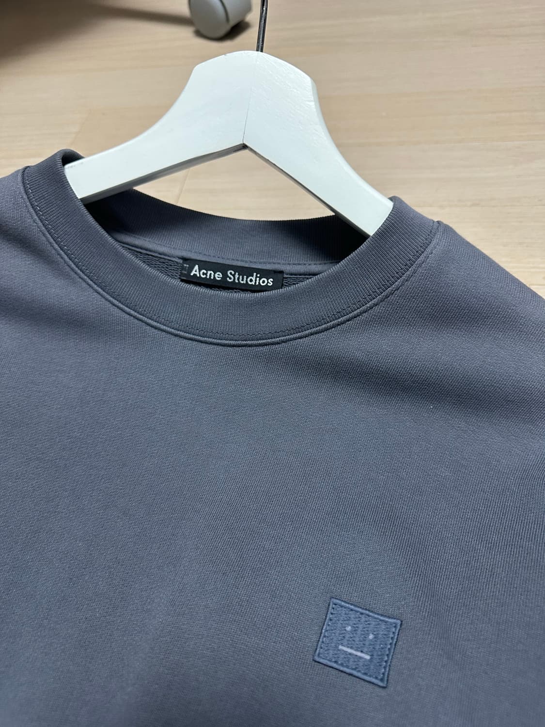 아크네 포바 맨투맨 스톤색상 상품이미지5