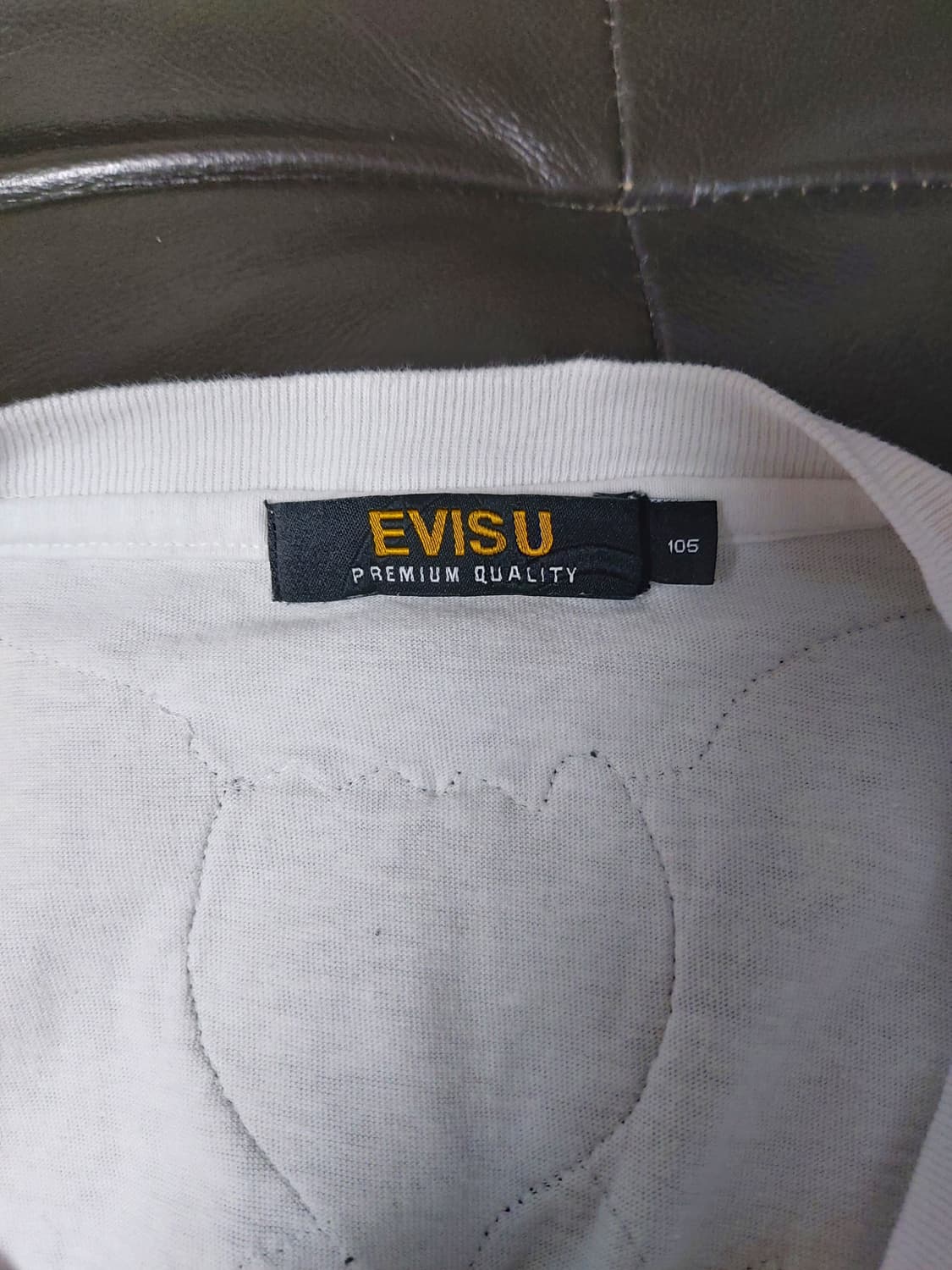 EVISU 화이트 뒷면 날개 자수 반팔티 (XL)

 상품이미지5