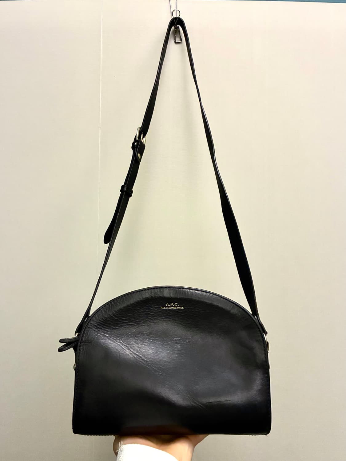 APC 아페쎄 하프문 레더 가죽 크로스백 가방 블랙 상품이미지1