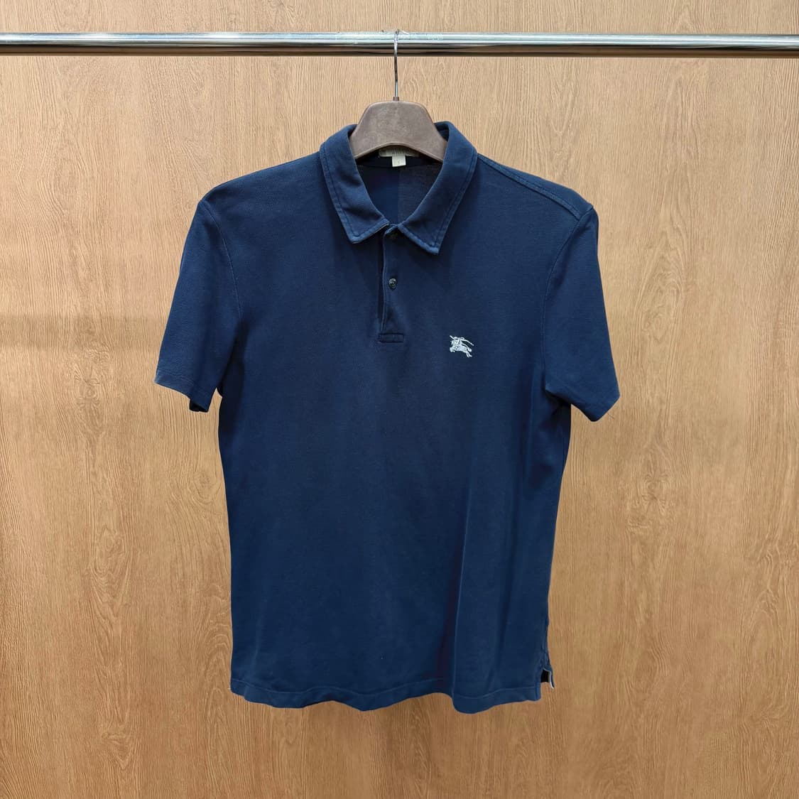 버버리 브릿 코튼 PK 티셔츠 화이트 로고 자수 디테일 레귤러핏 네이비 상품이미지2