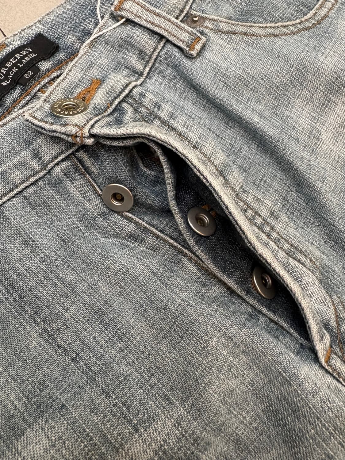 버버리 블랙라벨 워싱 데님팬츠 상품이미지6