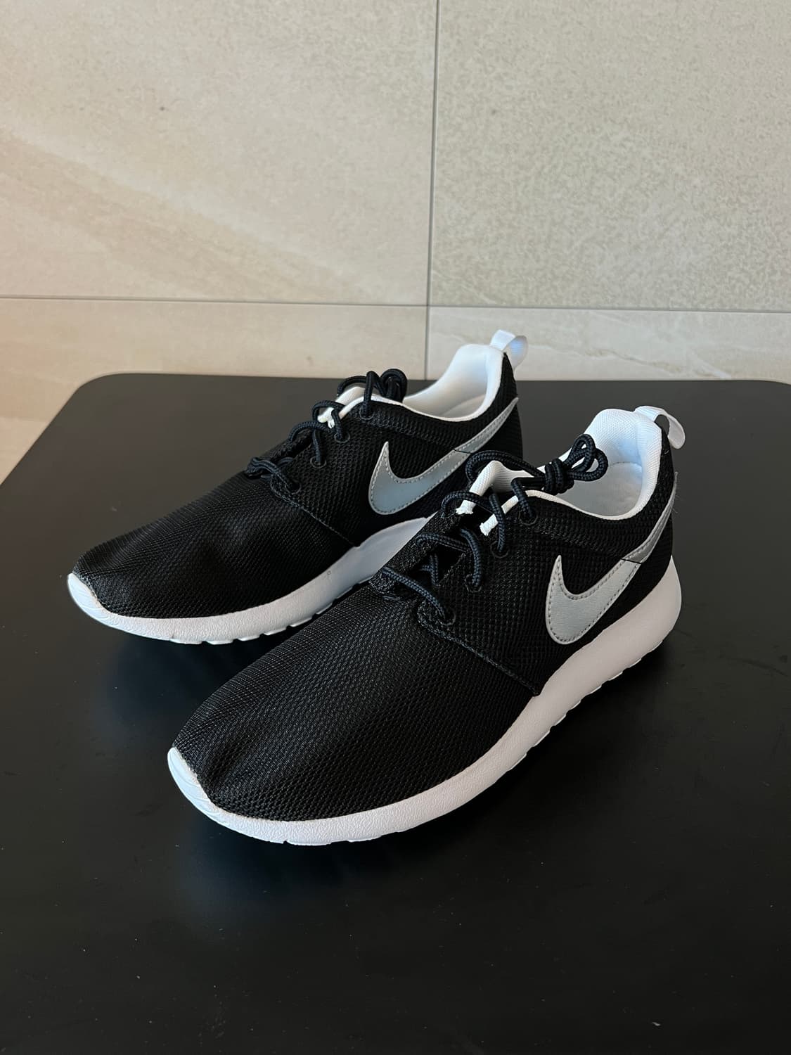 [250] 나이키 로쉬런 블랙/실버 - 가볍고 편한 데일리 운동화 상품이미지4