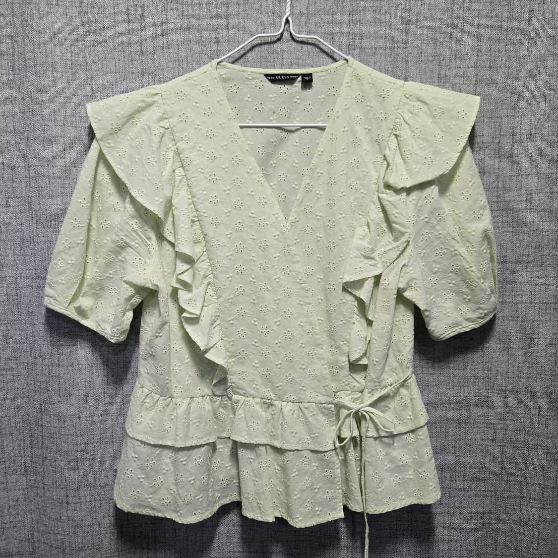 게스 펀칭 블라우스 프릴 반팔  상품이미지1