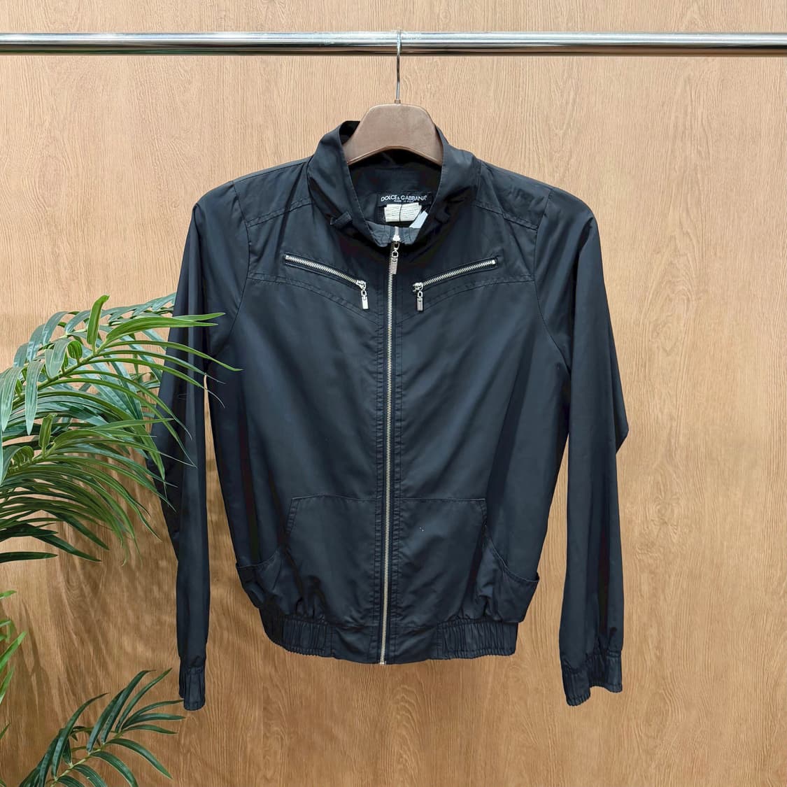 돌체앤가바나 나일론 자켓 하이넥 실버 로고 패치 밴딩 밑단 디테일 블랙 상품이미지1