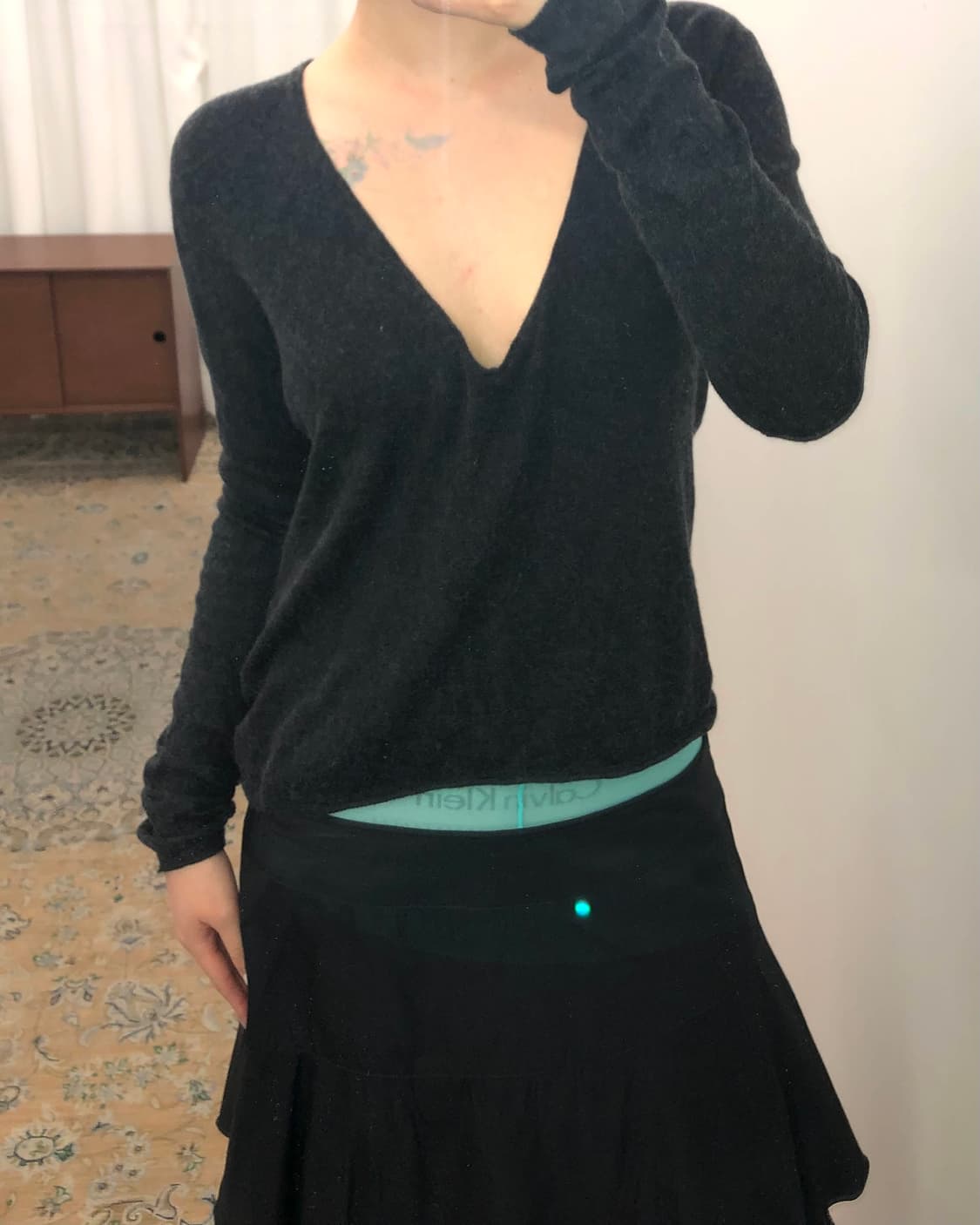 다크 그레이 브이넥 니트 상품이미지1