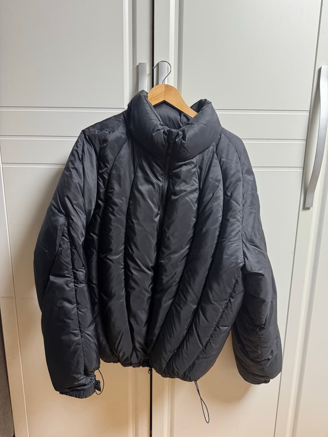 앵글런 벌룬 패널 다운 블랙 상품이미지1