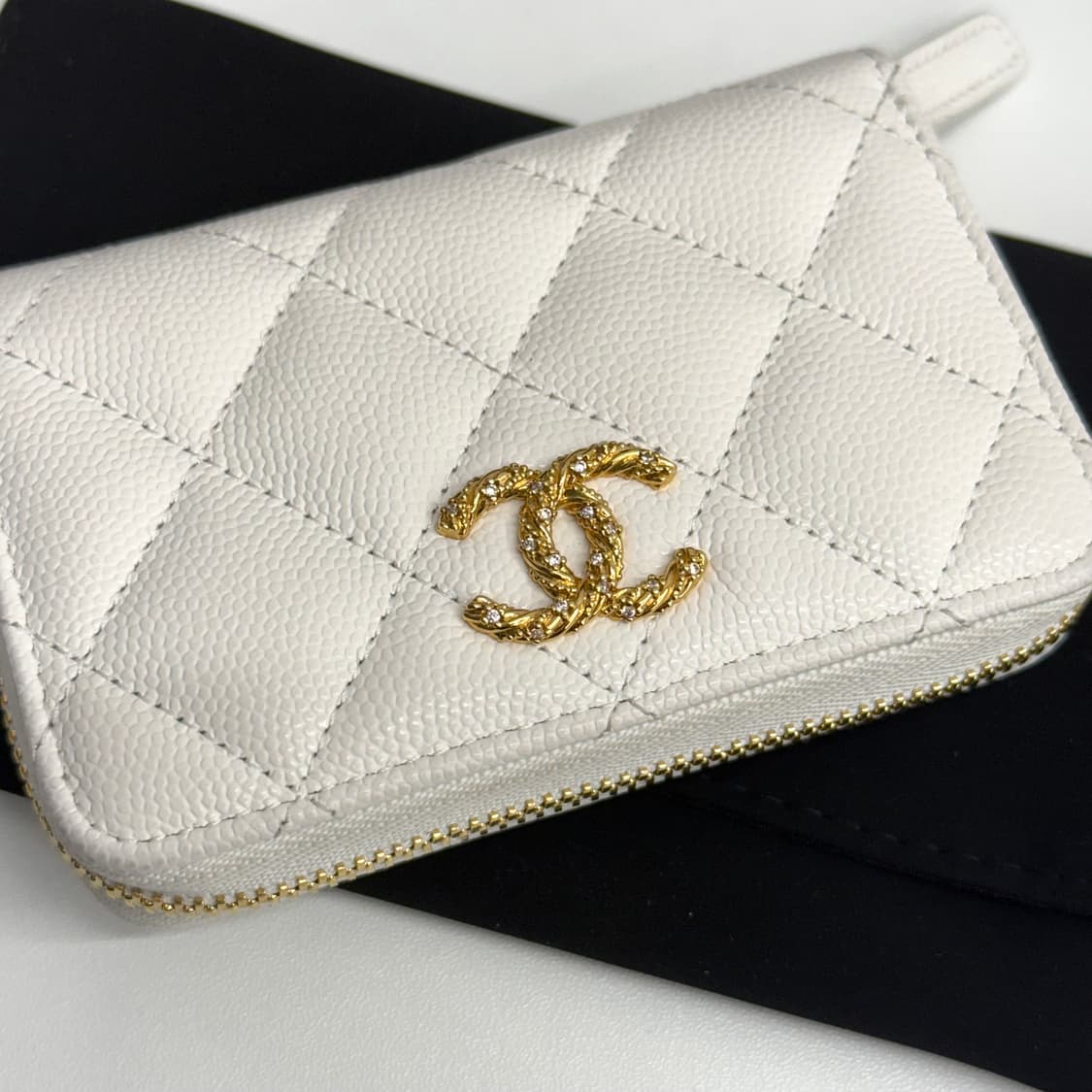 [26년/ 백화점] 샤넬 클래식 CC 로고 캐비어 지퍼돌이 지갑 화이트 상품이미지4