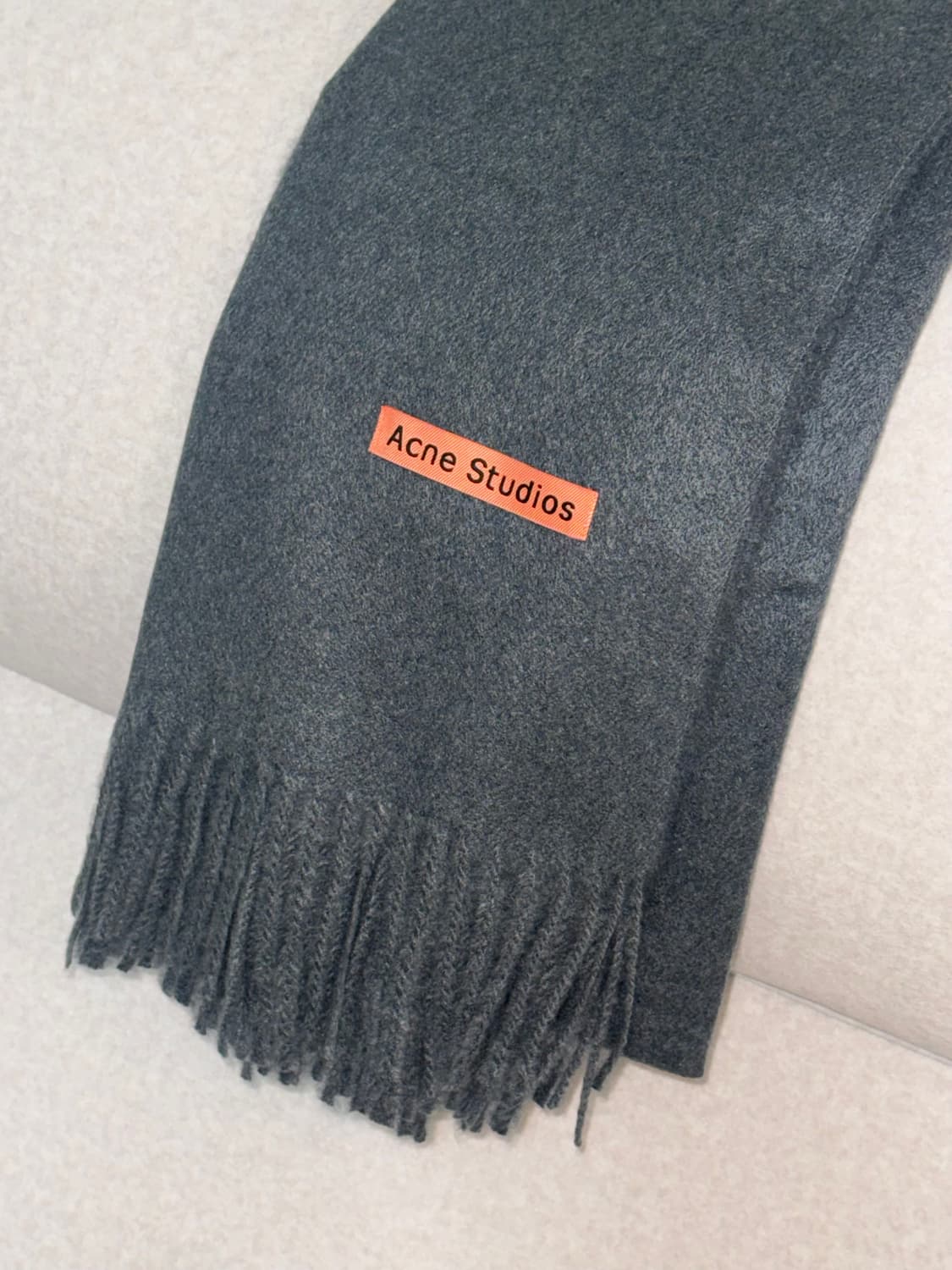 아크네스튜디오 그레이 머플러 상품이미지2