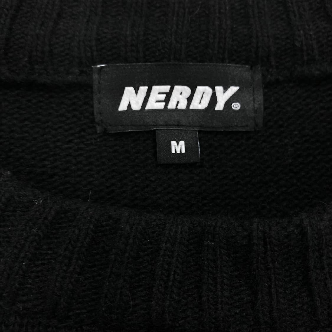 널디 블랙 컬러 스펠아웃 빅로고 니트 상품이미지4