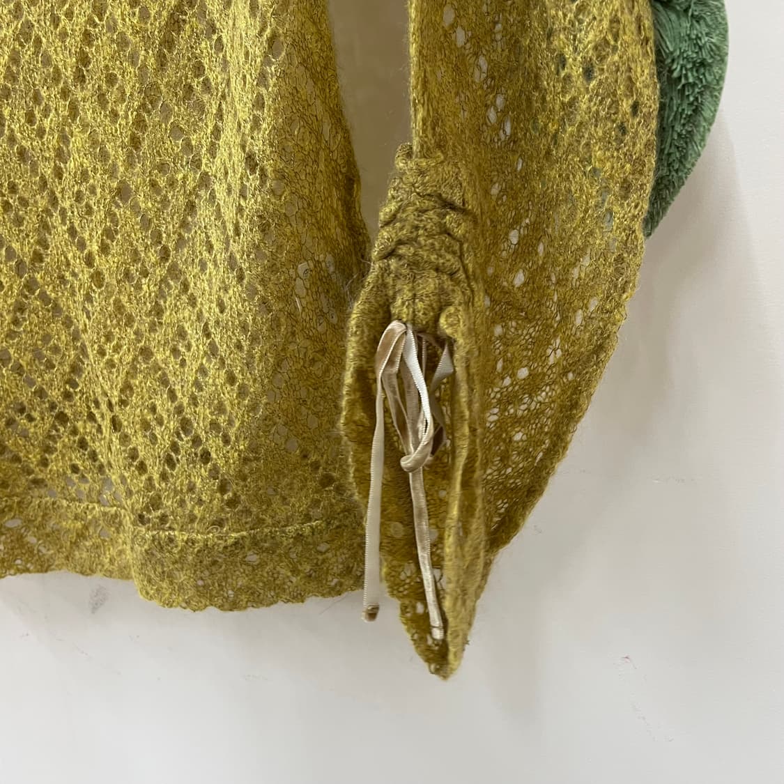 겨자 소매 아일릿 그물 니트  상품이미지3