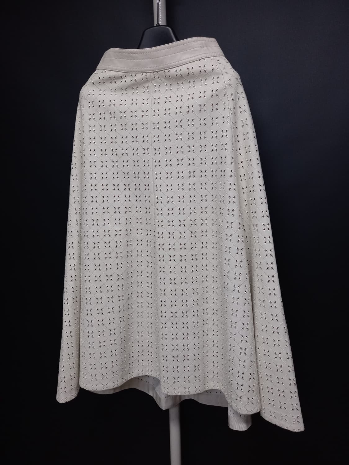 타임 춘추동 페이크 레더 펀칭 맥시 플레어 롱 스커트 33.44 상품이미지3