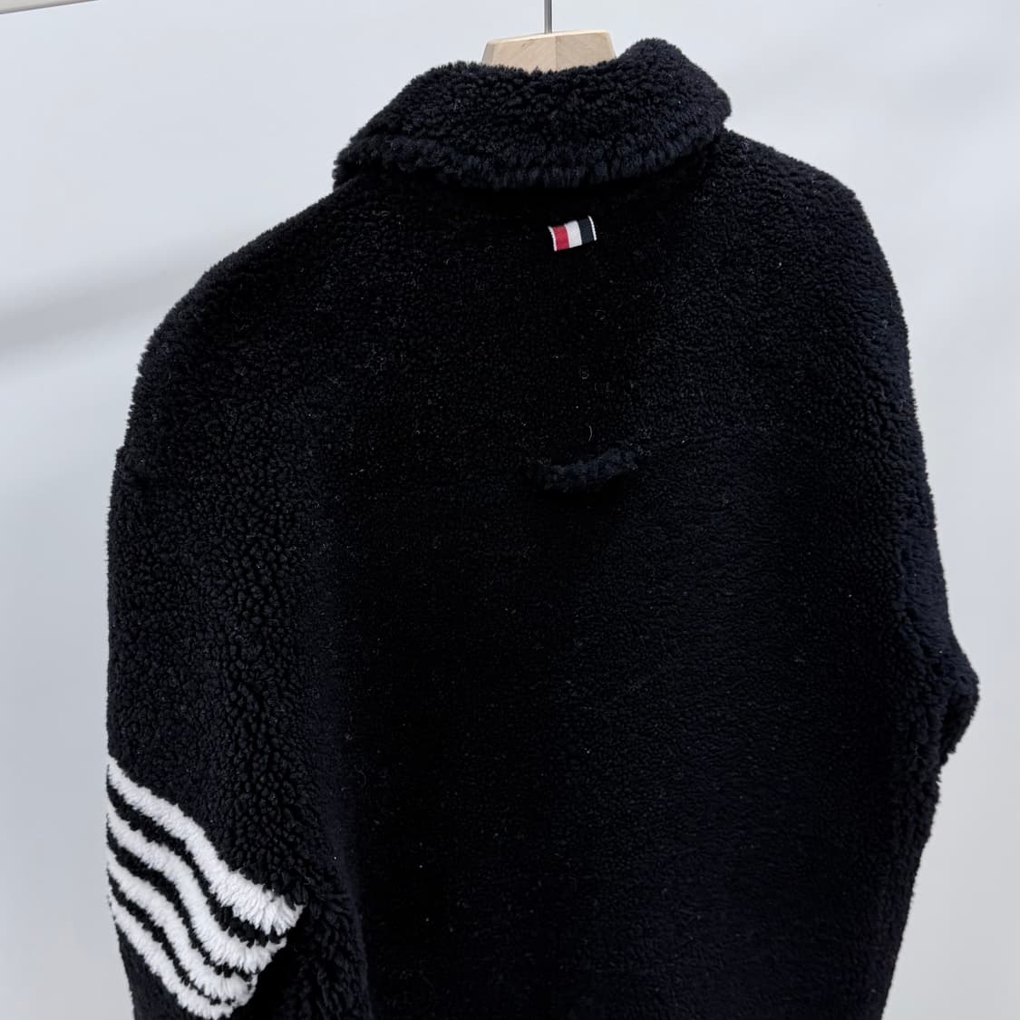 [S+급/오버핏1] 톰브라운 사선완장 다이드 시어링 레더 자켓 상품이미지7