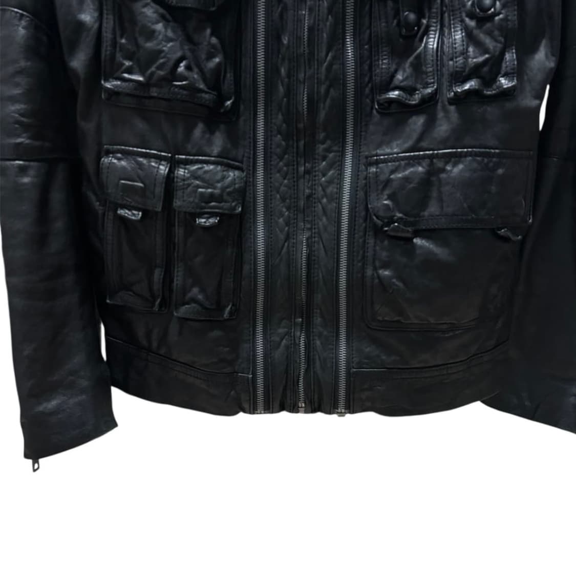 솔리드 옴므 멀티포켓 레더 블루종   엄성현 상품이미지3