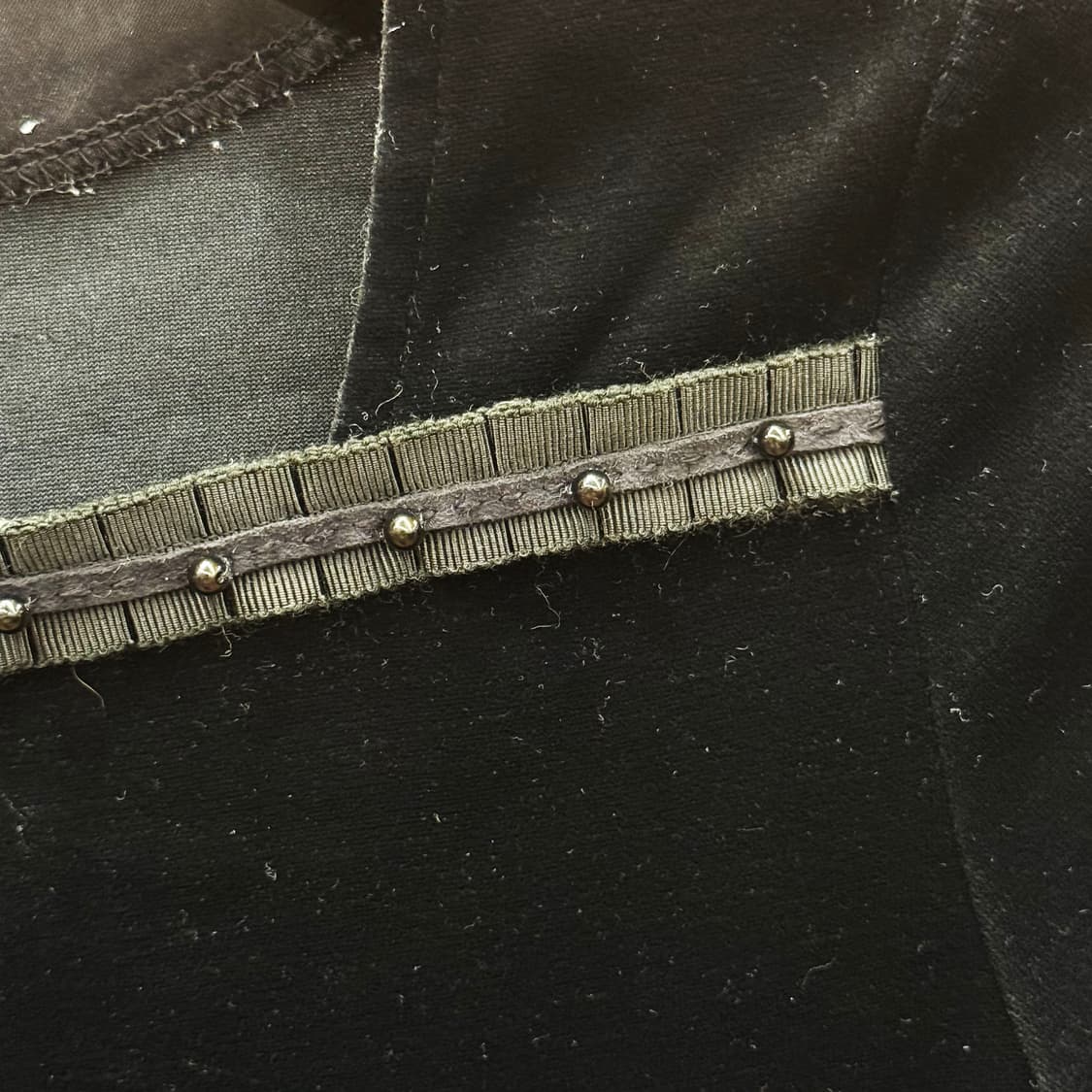 꾸레쥬 벨벳 반팔 티셔츠 스터드 리본 트리밍 스퀘어넥 슬림핏 블랙 상품이미지6