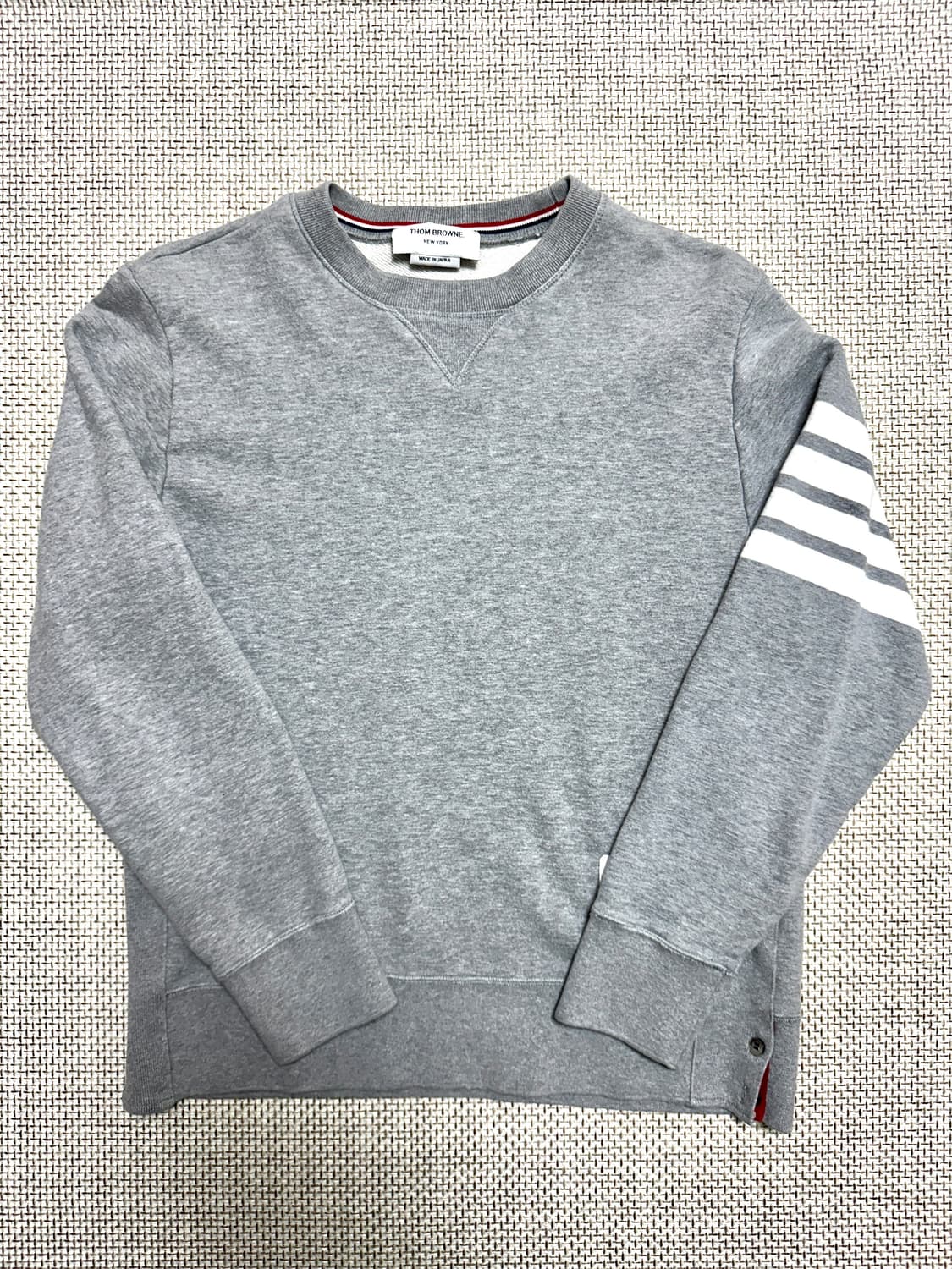 [3/당일배송] 톰브라운 사선완장 그레이 맨투맨 상품이미지1