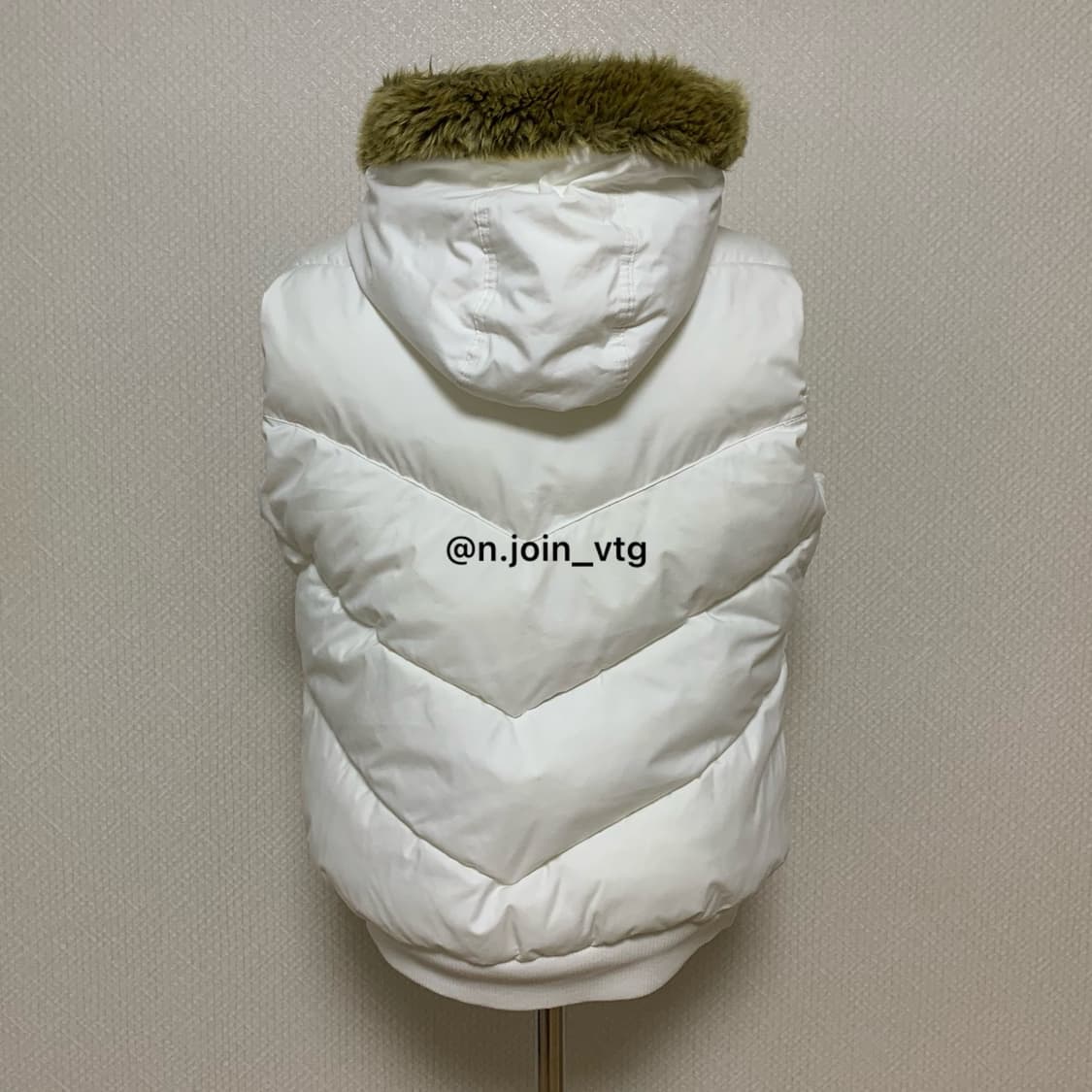 아디다스 X  미시 엘리엇 화이트 골드 패딩 조끼 상품이미지3