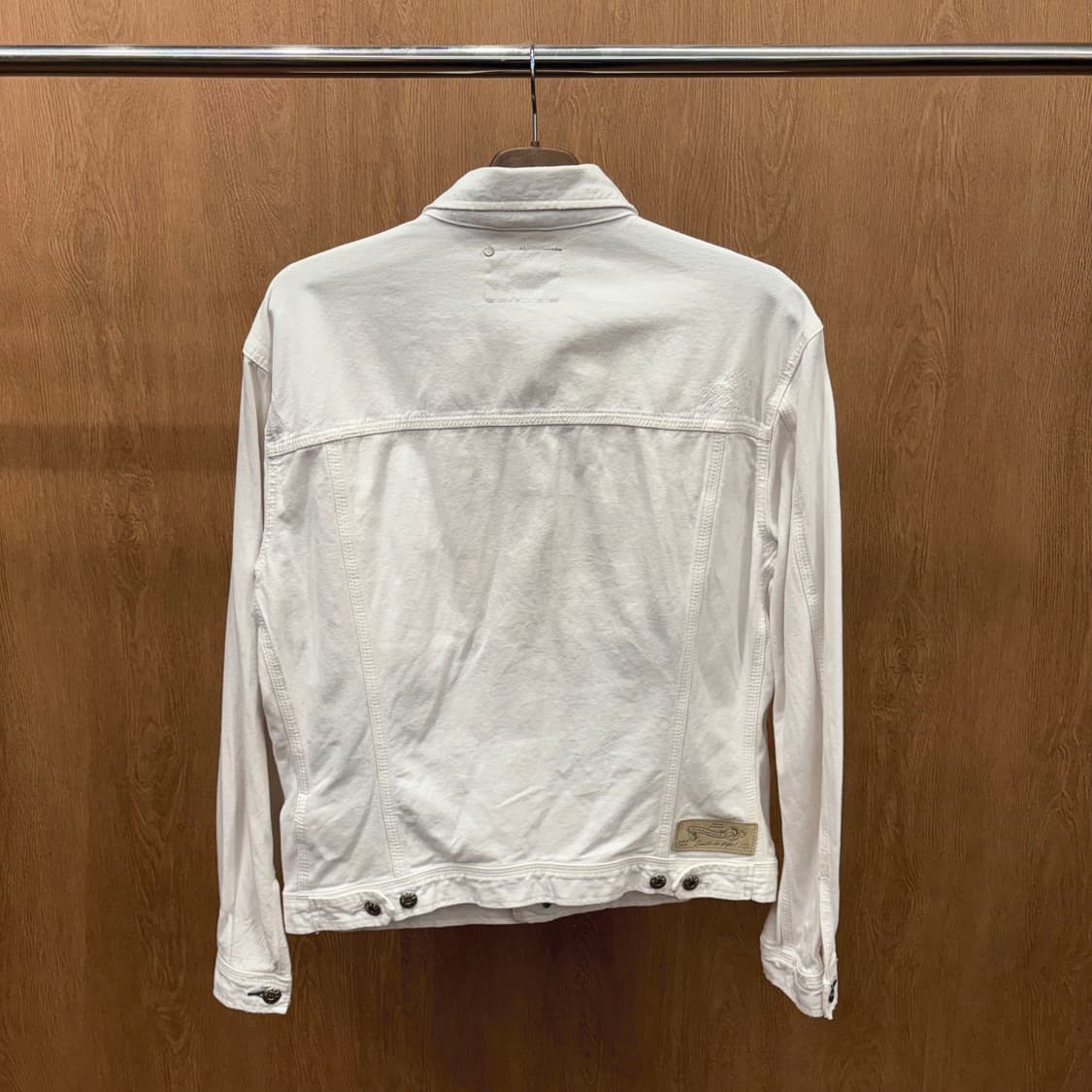 디젤 코튼 자켓 라벨 레더 패치 사이드 버튼 탭 디테일 레귤러핏 화이트 상품이미지3