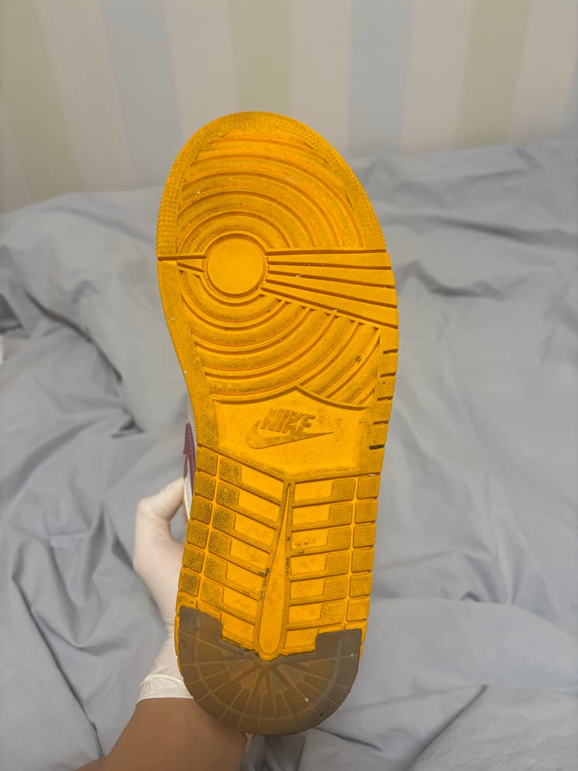 조던 1 레트로 하이 OG 유니버시티 골드 라이트 보르도 판매합니다!!! 상품이미지3