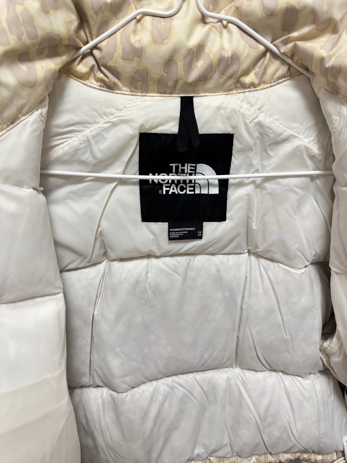 노스페이스 프린트 눕시 숏 자켓 실버 그레이 레오파드 프린트 상품이미지4