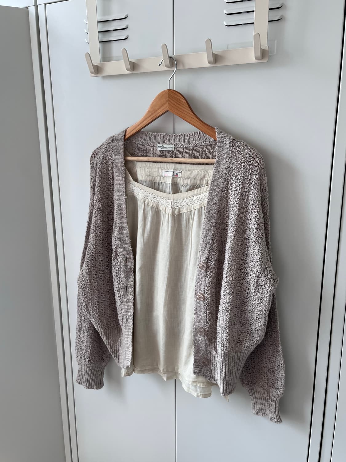 Earth music 프리미엄 라벨 그물 니트 오트밀 가디건 상품이미지2