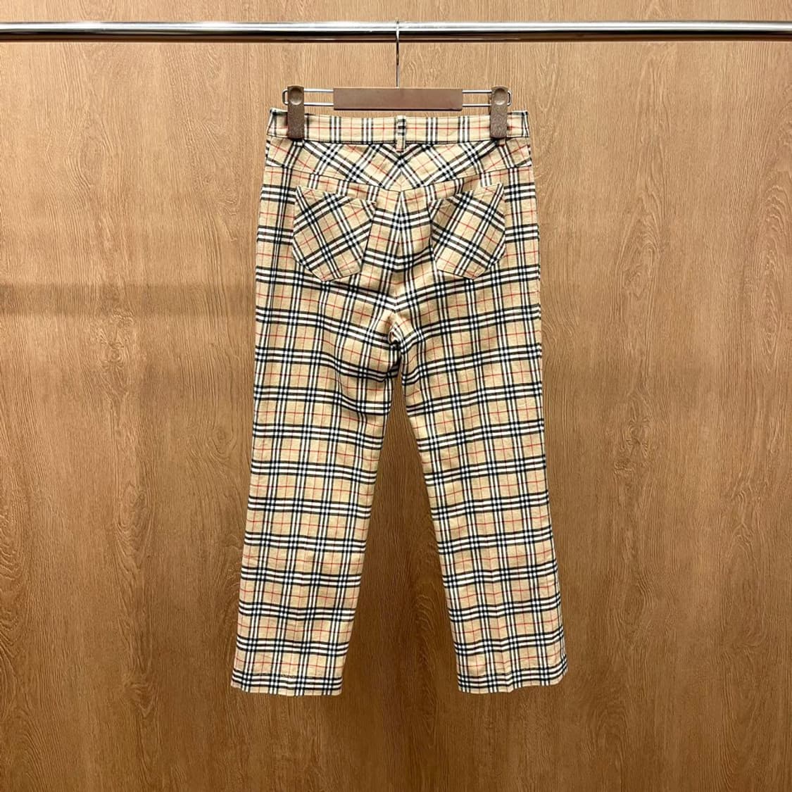 버버리 블루 라벨 코튼 팬츠 체크 패턴 백 포켓 디테일 8부 베이지 상품이미지3