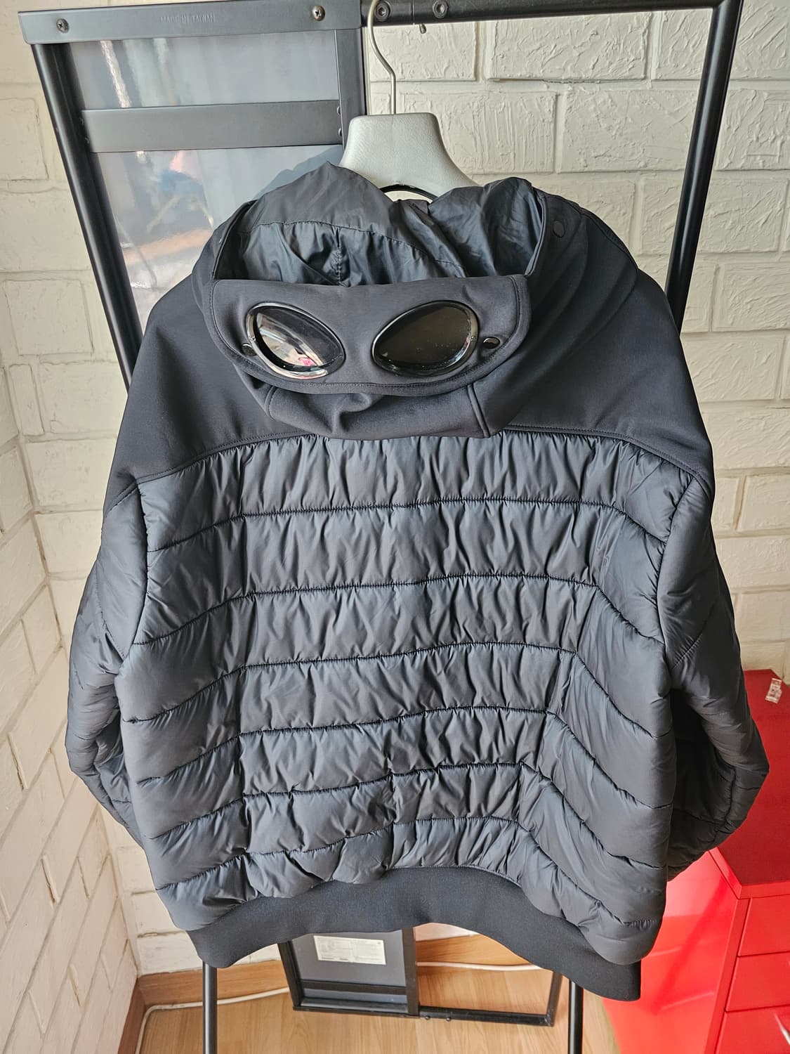 cp컴퍼니 고글 경량패딩 상품이미지2