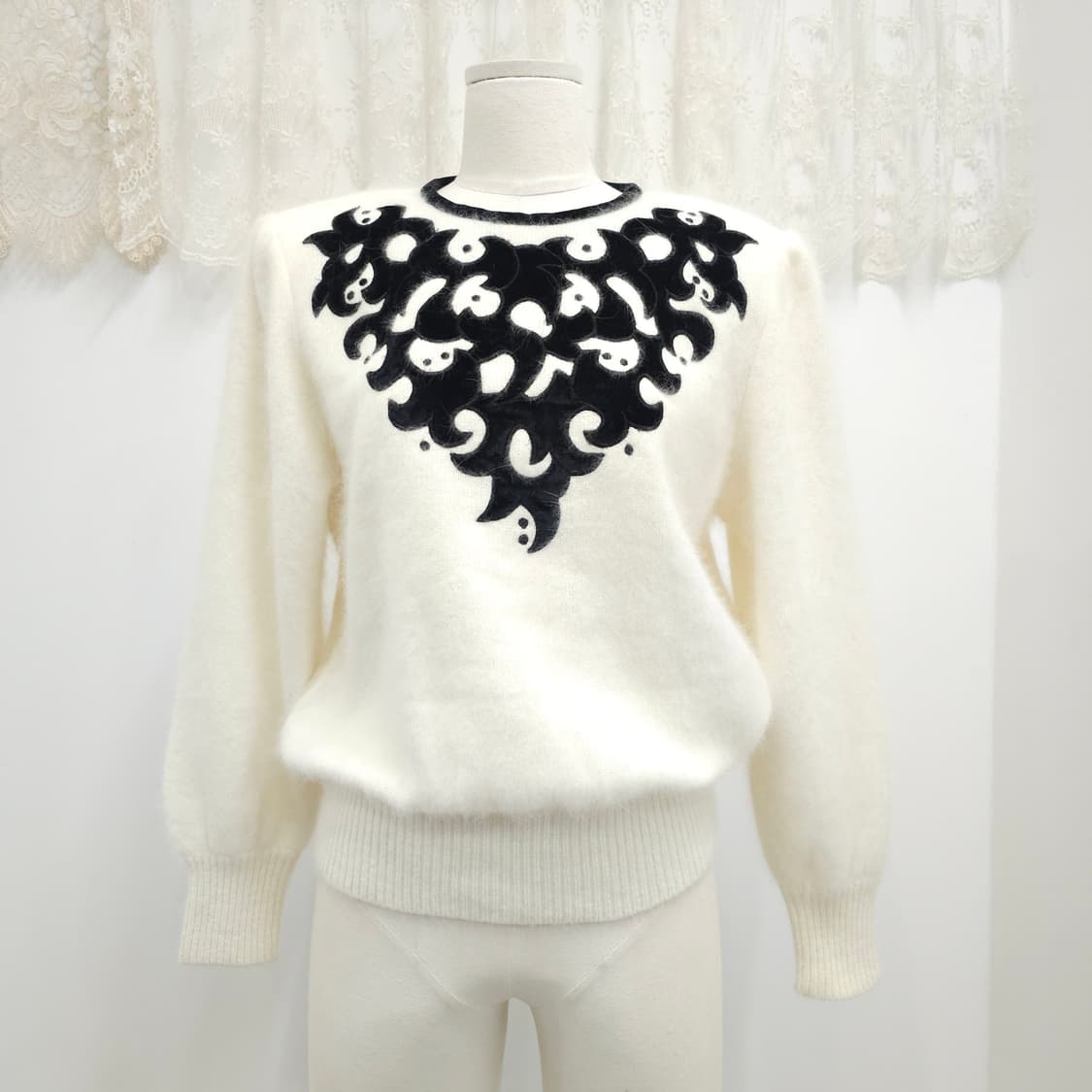 아이보리 벨벳 아플리케 포인트 니트 상품이미지1