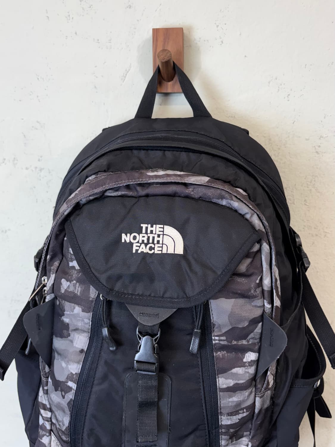 노스페이스 서지 백팩 블랙 카모 상품이미지4