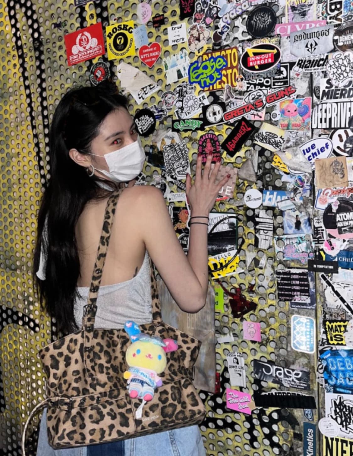 한소희 사복 착용 오버듀플레어 홀터넥 나시 탑 상품이미지3