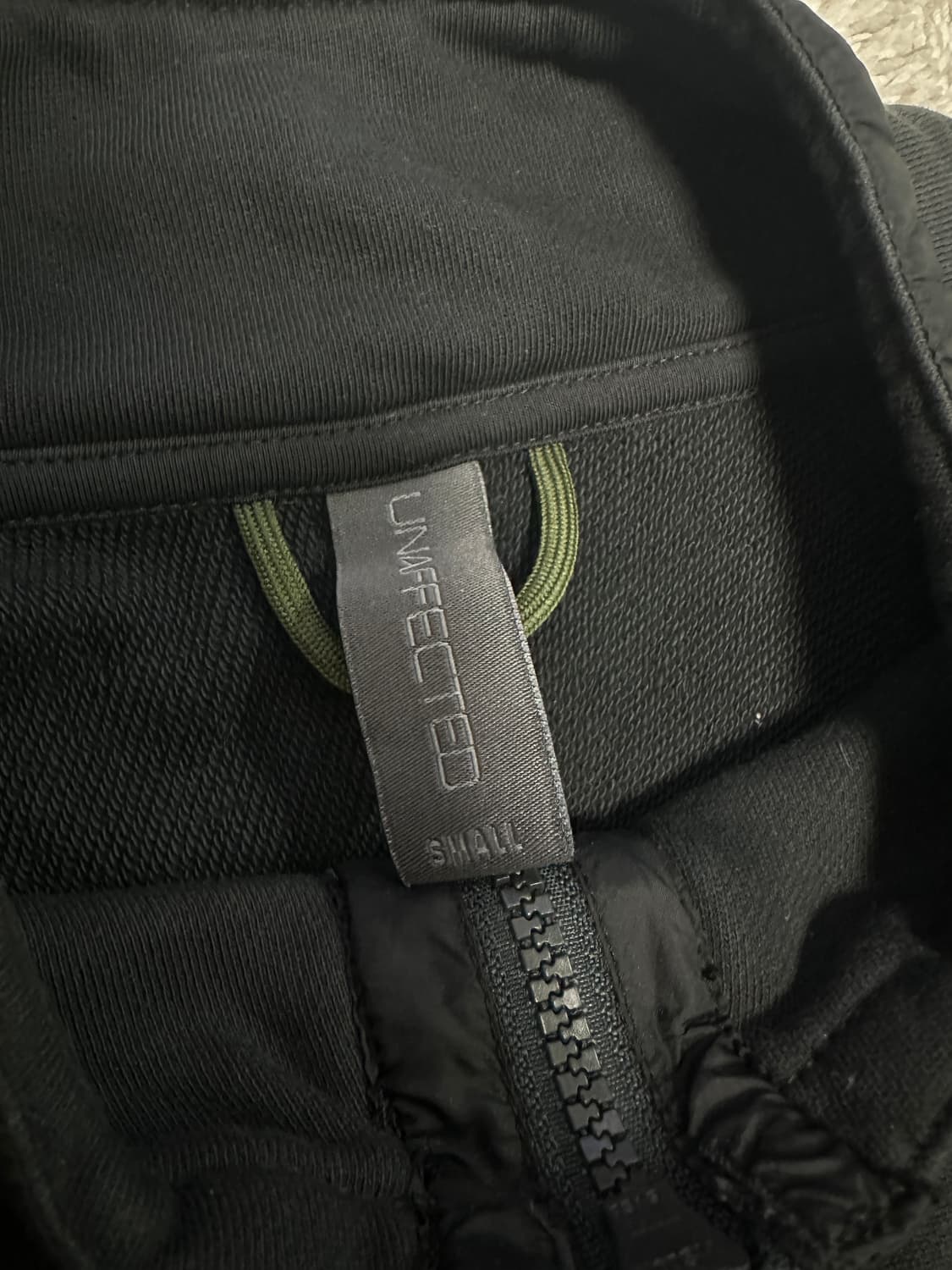 언어펙티드 스탠드 카라 하프집업 스웻 차콜 S 상품이미지3